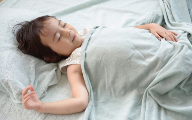 指しゃぶりをせずに眠ることができた女の子の画像