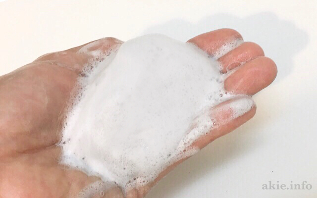 DUO酵素洗顔パウダーを手の平で泡立てている画像