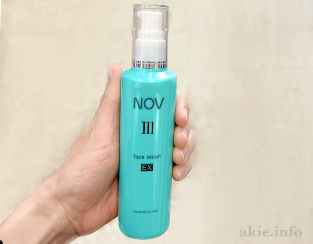 NOVの化粧水を手に持っている画像